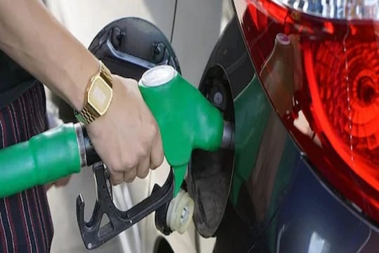 Petrol, Diesel Price: कच्च्या तेलाच्या किमतीत घसरण, पेट्रोल अन् डिझेलचे आजचे दर जाहीर, वाचा सविस्तर