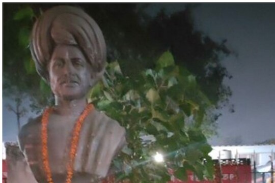 समाजकंटकांकडून सावित्रीबाई फुलेंच्या प्रतिमेची चोरी; नागरिकांचा संताप