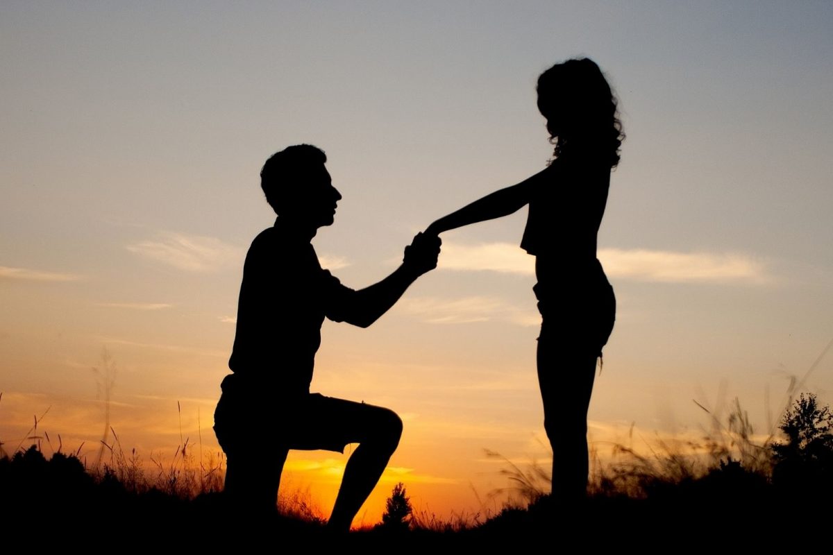 Propose Day विषयी 'हे' माहित आहे का? कसं करावं प्रपोज? काय द्यावं गिफ्ट?