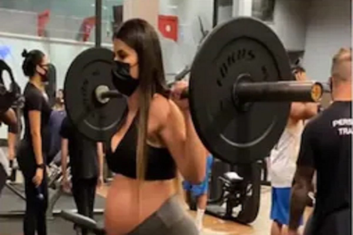 OMG! Pregnant महिलेने जीममध्ये खांद्यावर घेतलं वजन आणि...; Excercise Video पाहून नेटिझन्स शॉक