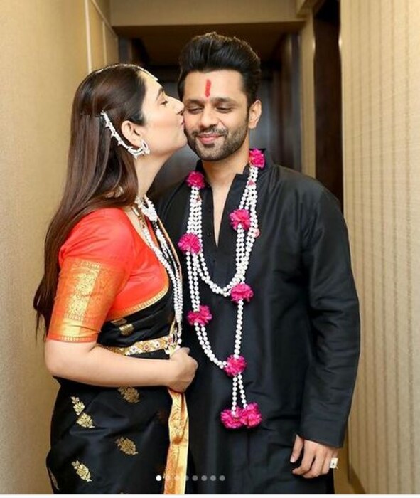 इतकंच नव्हे तर दिशाने हलव्याचे दागिने आणि राहुलने हलव्याची माळ घातली आहे. या ट्रॅडिशनल लुकमध्ये दोघेही फारच सुंदर दिसत आहेत. 