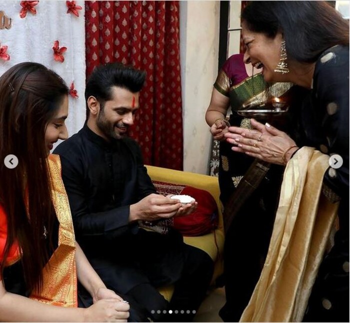राहुल आणि दिशाने शेअर केलेल्या फोटोंमध्ये ते दोघेही काळ्या रंगाच्या ट्रॅडिशनल लुकमध्ये दिसून येत आहेत. 