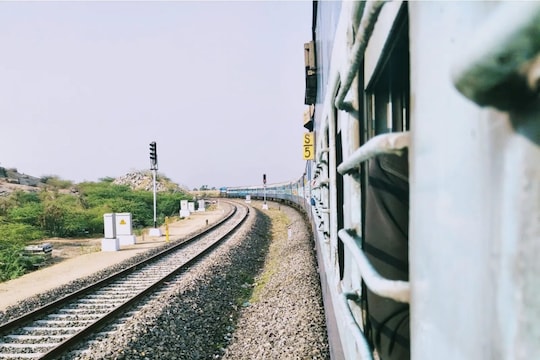 रेल्वे रुळांच्या मध्ये का टाकली जाते खडी? खूपच रंजक आहे यामागचं कारण