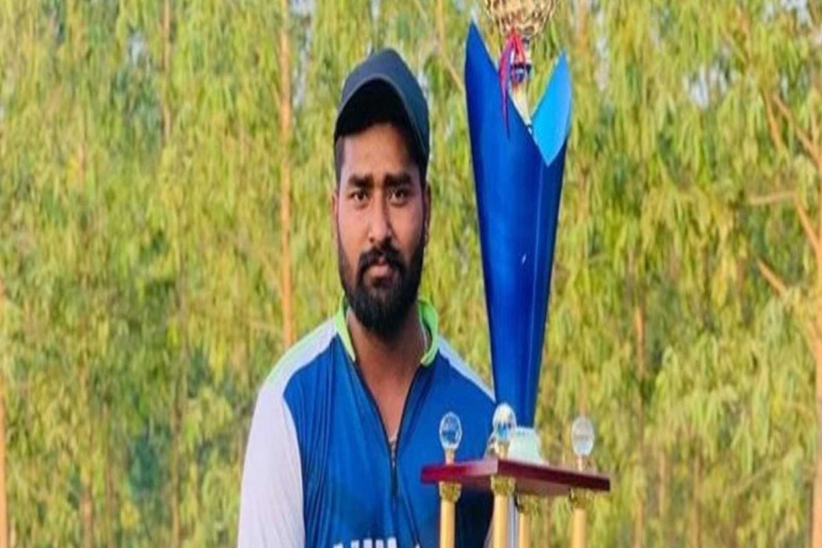 IPL Auction 2022 : क्रिकेटपटूचं आयुष्य बदललं, आता वडिलांना बूट पॉलिश आईला बांगड्या विकाव्या लागणार नाहीत!