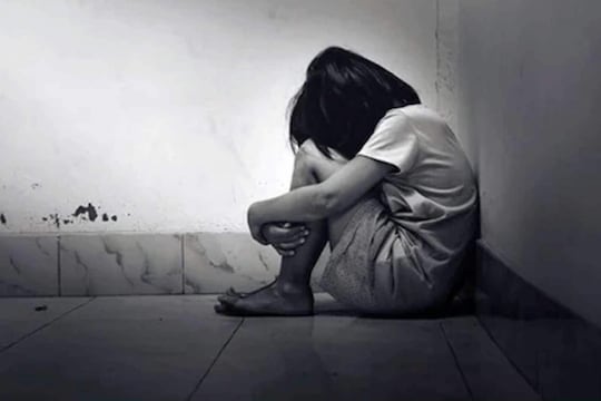 आरोपी अजयने शाळेत येऊन पीडित मुलीला आपण तिचे नातेवाईक असल्याचे सांगितलं होतं. त्यानंतर ...