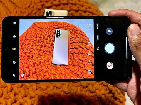गेल्या काही दिवसांत बाजारात 108 मेगापिक्सेलचा कॅमेरा असलेले अनेक स्मार्टफोन्स आले आहेत. या स्मार्टफोनद्वारे फोटोग्राफीचा उत्तम अनुभव मिळत असून, हे बजेटमध्येदेखील बसणारे आहेत. आज आम्ही तुम्हाला अशा काही निवडक स्मार्टफोन्सबद्दल सांगणार आहोत.