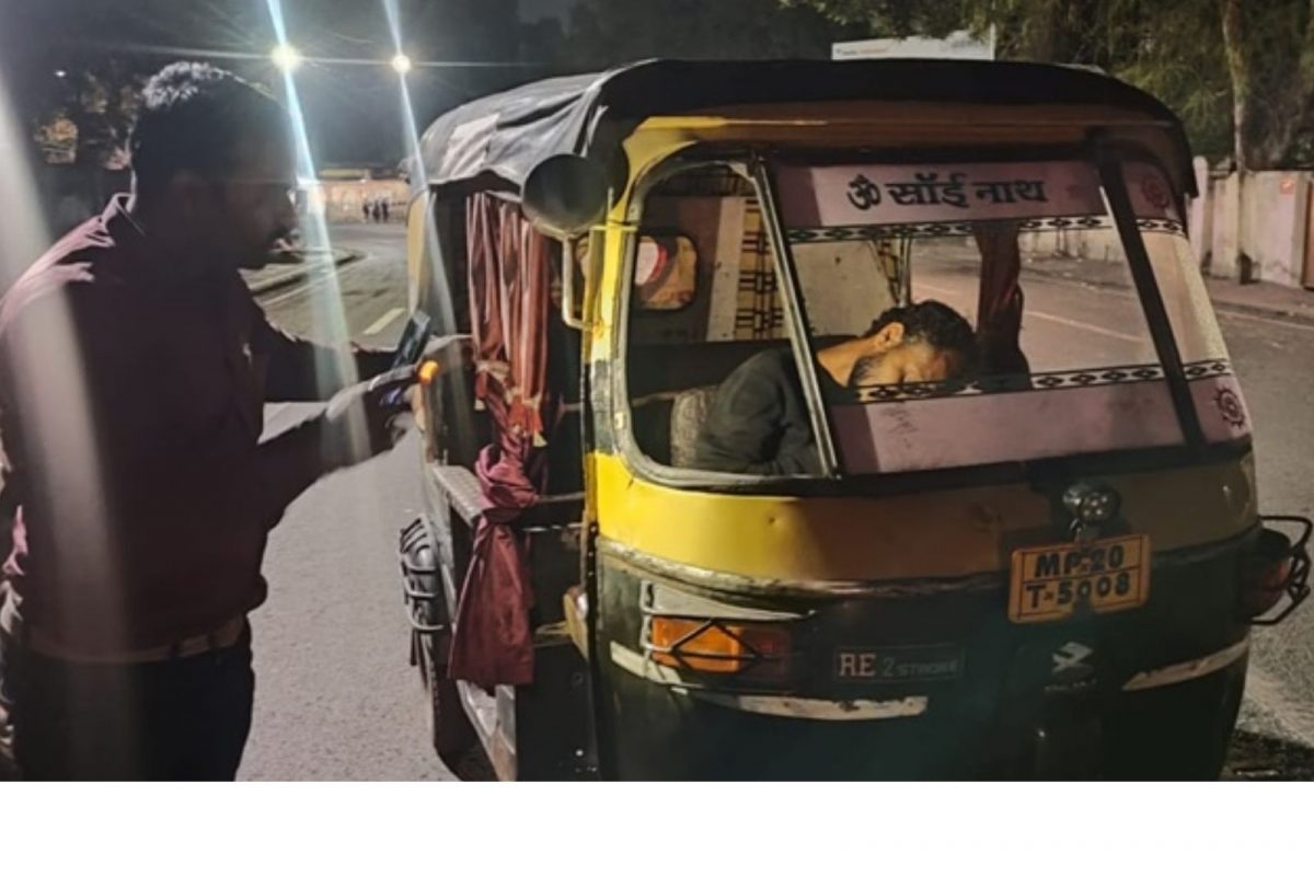 दारू पिऊन रिक्षाचालकाचं धक्कादायक कृत्य; रस्त्याच्या मधोमध थांबला अन्...