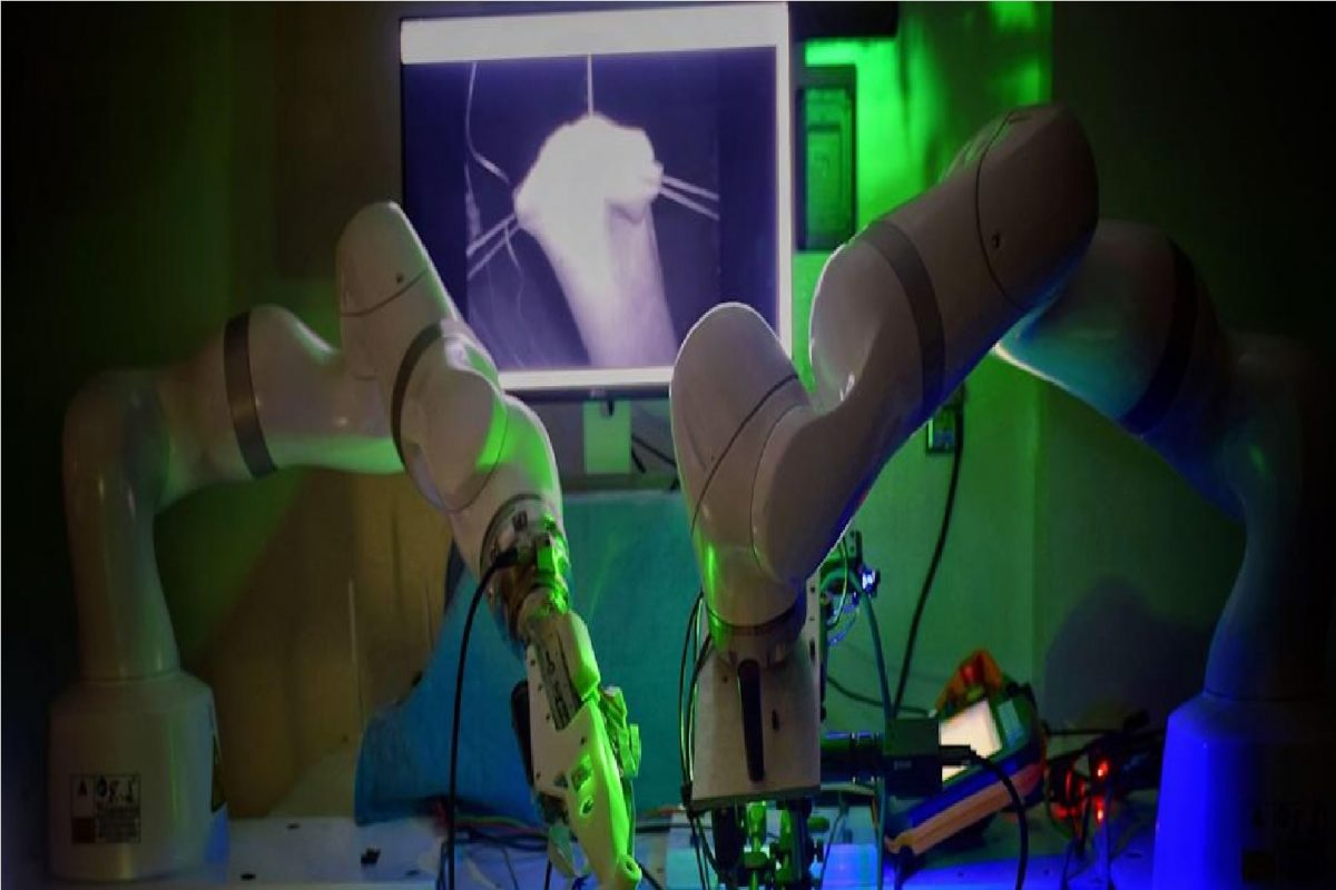 अमेरिकेत डॉक्टर, टेक्निशियन यांच्या मदतीविना स्वतंत्रपणे रोबोटनं सर्जरी केली आहे. (फोटो सौजन्य- BBC)