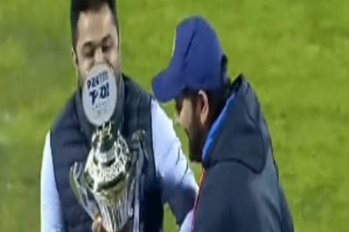 IND vs SL : रोहितनं सीरिज जिंकल्यानंतर ज्याच्या हातात ट्रॉफी दिली ती व्यक्ती कोण आहे? VIDEO