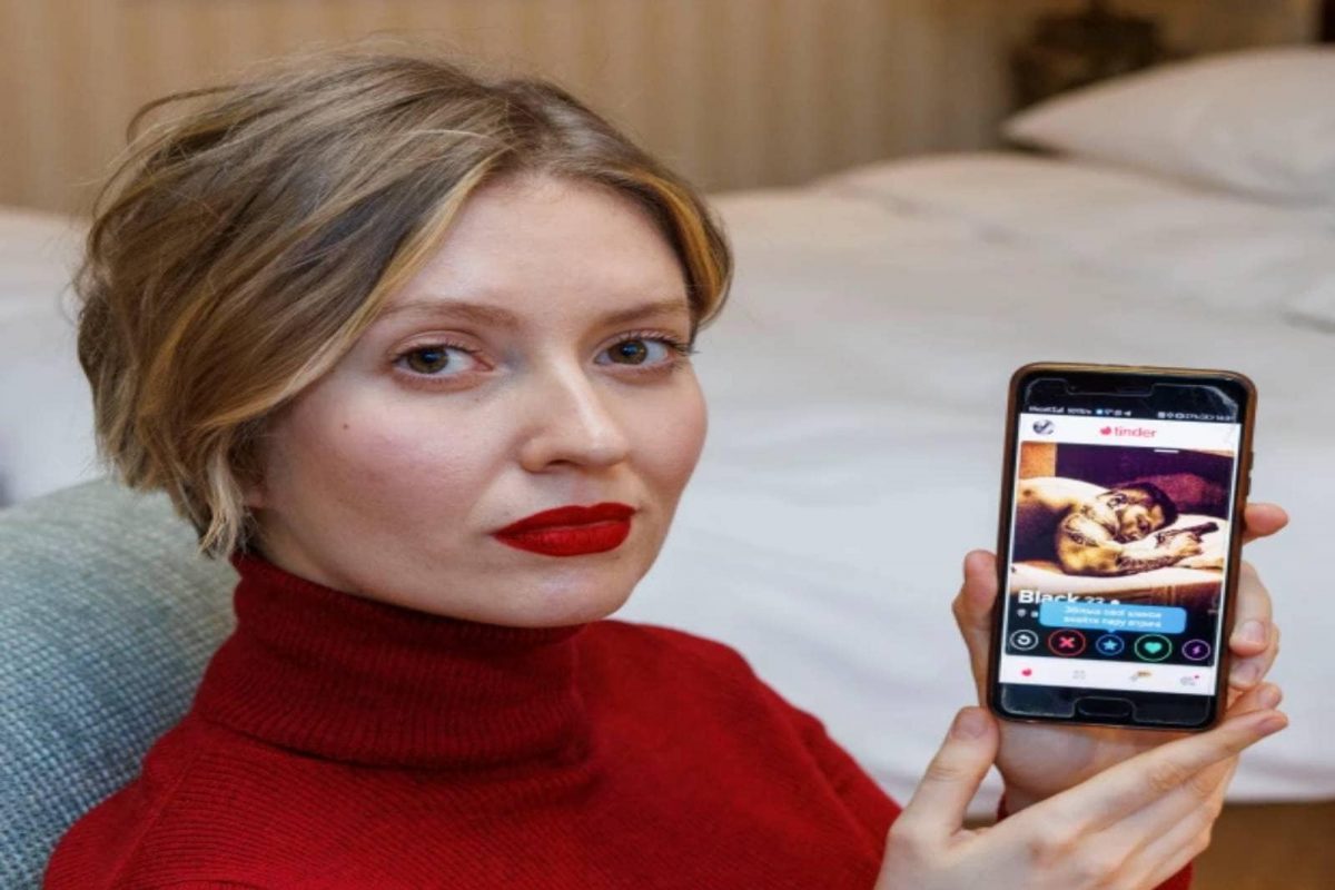 Russia-Ukraine War: युक्रेनमधील महिलांना डेटवर बोलावतायंत रशियन सैनिक, टिंडरवर पाठवतायंत असे मेसेज