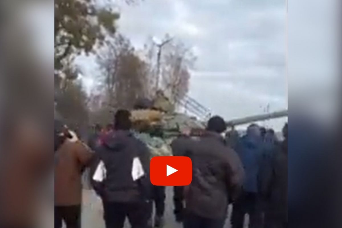 Russia-Ukraine War: नागरिकांनी अडवला रशियन रणगाड्यांचा ताफा, घटनेचा LIVE VIDEO