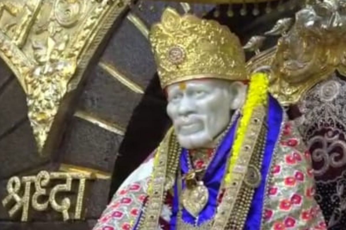 दोन वर्षाच्या कोरोना निर्बंधानंतर या वर्षी साईभक्तांच्या उपस्थितीत गुरुपौर्णिमा उत्सव पार पडला