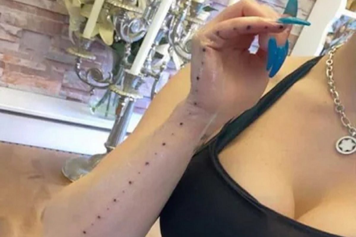 आईने हातावर काढला असा विचित्र Scale Tattoo; कारण समजताच लेकही झाली हैराण