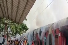 स्टेशनवर उभ्या असलेल्या एक्स्प्रेसला लागलेल्या भीषण आगीचा Live Video