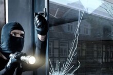 अजबच! चोर घुसला घरात, अंघोळ केली...झोपला अन् 15,000 देऊन निघून गेला!