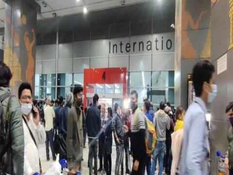 भारत सरकारनं (Indian government) युक्रेनमध्ये अडकलेल्या भारतीयांच्या सुटकेसाठी मोहीम सुरू केली आहे. मंगळवारी एअर इंडियाचे विमान AI1946 ने कीव येथून उड्डाण केलं.
