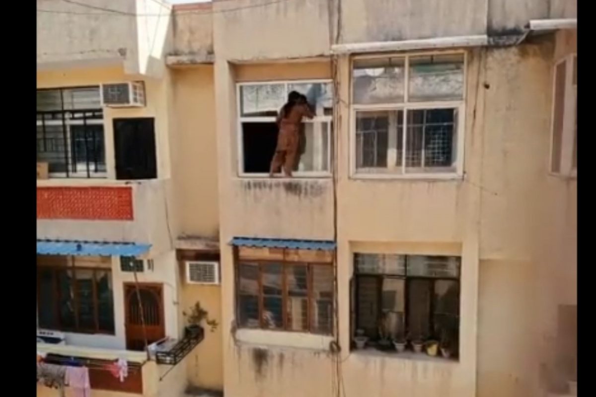 Video : 'स्वच्छ भारत मिशनची खरी शिपाई'; घराच्या साफ-सफाईसाठी महिलेने लावली जीवाची बाजी