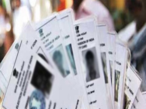 Tech news: निवडणुकीत मतदान करण्यासाठी मतदान यादीमध्ये (Voter List) आपलं नाव असणं गरजेचं आहे. तुमचं मतदान यादीमध्ये नाव आहे की नाही हे तुम्ही ऑनलाइन सहजपणे तपासू शकता. 
