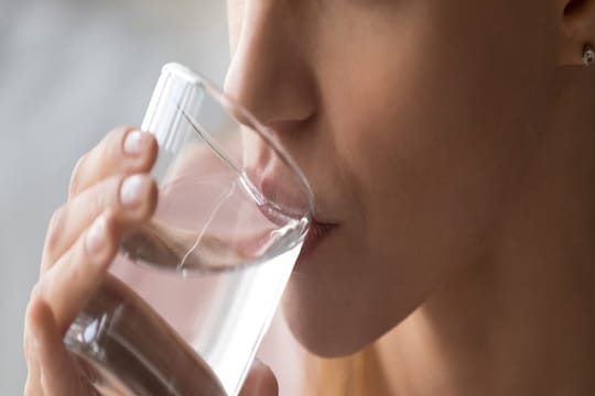 भरपूर पाणी पिणं फायदेशीर असलं तरी हे शारीरिक त्रास त्यामुळेच होऊ शकतात
