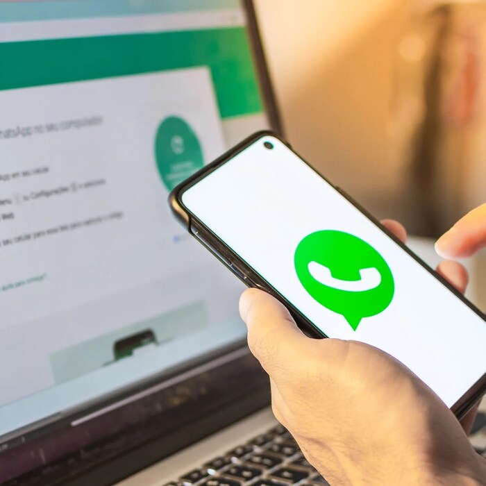 WhatsApp Web वरही कलर थीम बदलता येते. यासाठी https://web.whatsapp.com/ ने डेस्कटॉपवर WhatsApp ओपन करा. 