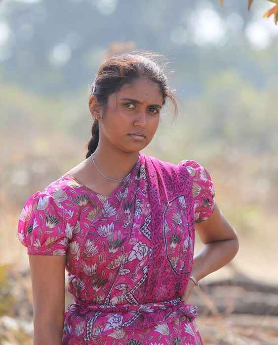 झुंड या सिनेमात रिंकू मोनिकाची भूमिका साकारताना दिसते. तिचा हा झुंडमधील लुक काहीसा खेड्यातील तरूणींशी मिळणार आहे. काहीशी सावळी ...उन्हाची झळा सोसलेली अशी काहीशी रिंकू या लुकमध्ये दिसत आहे. 