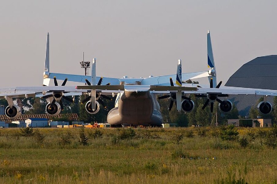मरीयाची (Antonov An-225 Mriya) लांबी 84 मीटर असून ते ताशी 850 किमी वेगाने 2.5 लाख किलो वजनाचा माल वाहून नेऊ शकते. युक्रेनियन भाषेत मरिया म्हणजे स्वप्न. सोव्हिएत युनियनच्या विघटनानंतर या विमानाचा वापर काही वर्षांसाठी बंद करण्यात आला होता. पण 2001 मध्ये ते मालवाहू विमान म्हणून वापरले जाऊ लागले. 1980 च्या दशकातच दुसरे मरीया विमान तयार केले जात होते. सन 2000 मध्ये अशाच आणखी एका विमानाची गरज भासू लागली. 2006 मध्ये त्यावर काम सुरू झाले. मात्र, 2009 पर्यंत केवळ 60-70 टक्केच काम होऊ शकले. नंतर हे काम थांबले. (फोटो: विकिमीडिया कॉमन्स)