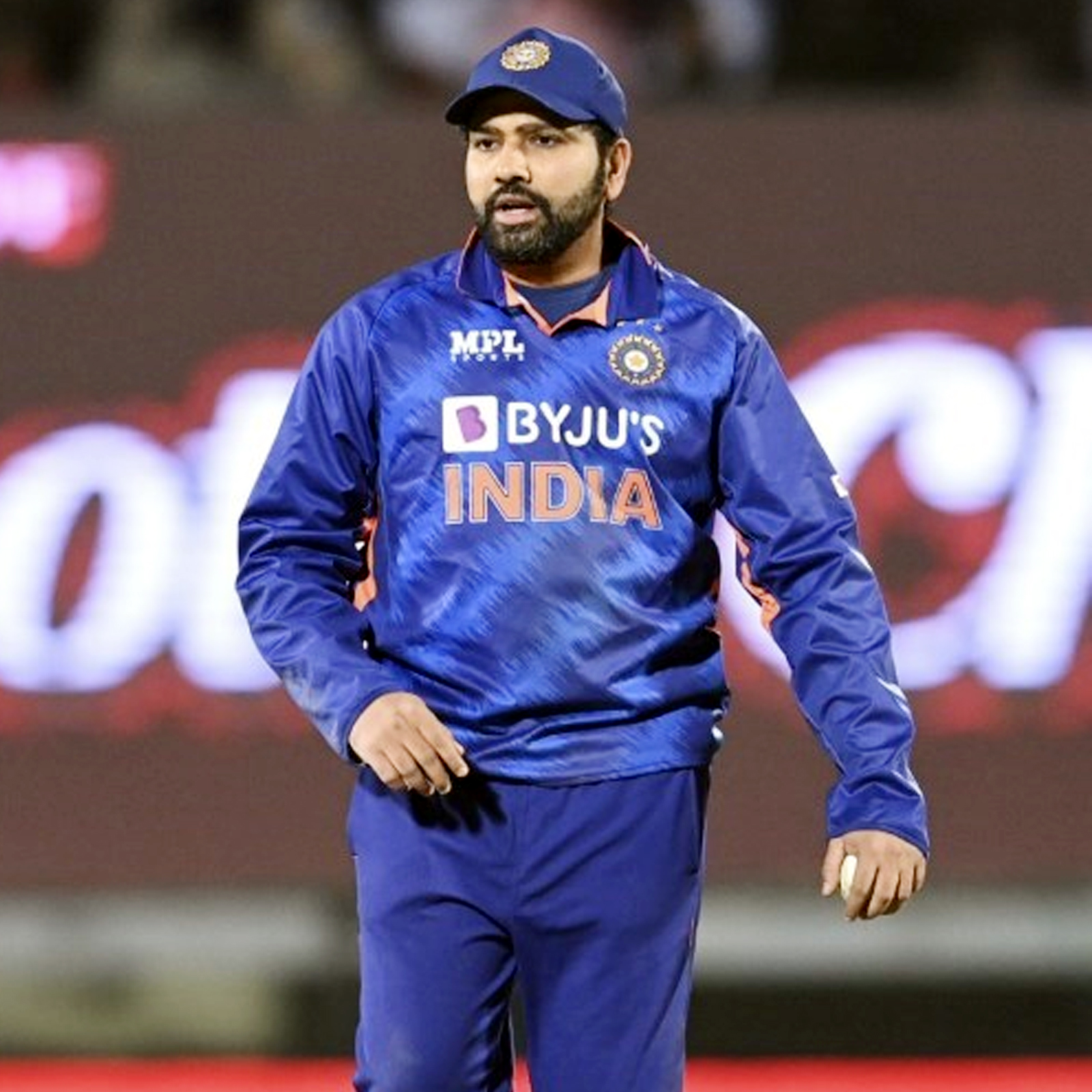 मुंबई, 2 मार्च : टीम इंडियाचा कॅप्टन विराट कोहलीनं (Virat Kohli) काही दिवसांपूर्वी एक कार घेतली आहे. या कारच्या खरेदीनं रोहित चांगलाच चर्चेत आहे. देशातील मोजक्याच सेलिब्रेटींकडे ही कार आहे. (AFP)