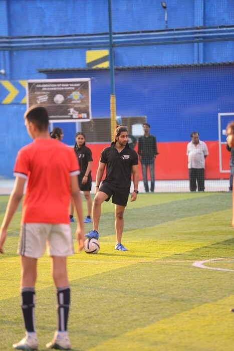 स्लम सॉकरचे संस्थापक विजय बारसे यांच्या जीवनावर आणि घटनांवर आधारित हा चित्रपट आहे. 