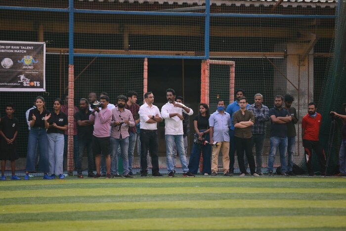 'झुंड' हा फुटबॉलवर आधारित चित्रपट आहे. या चित्रपटात अमिताभ बच्चन एका फुटबॉल प्रशिक्षकाची भूमिका साकारत आहेत. जे गरीब मुलांसाठी फुटबॉल संघ तयार करतात. 