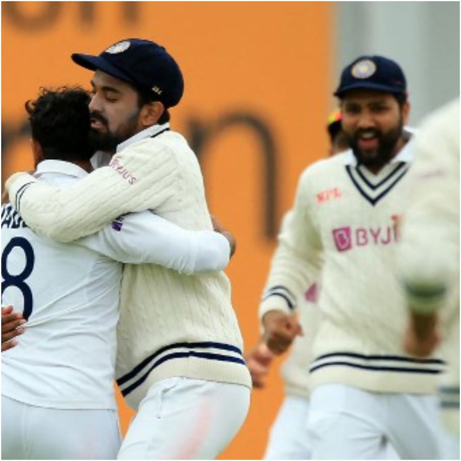 भारत आणि श्रीलंका (India vs Sri Lanka) यांच्यातल्या 2 टेस्ट मॅचच्या सीरिजला 4 मार्चपासून सुरूवात होणार आहे. दिमुथ करुणारत्नेच्या (Dimuth Karunaratne) नेतृत्वात श्रीलंकेची टीम भारतात पहिल्यादांच टेस्ट जिंकण्यासाठी उतरेल. याआधी झालेल्या टी-20 सीरिजमध्ये श्रीलंकेचा 3-0 ने पराभव झाला होता. 