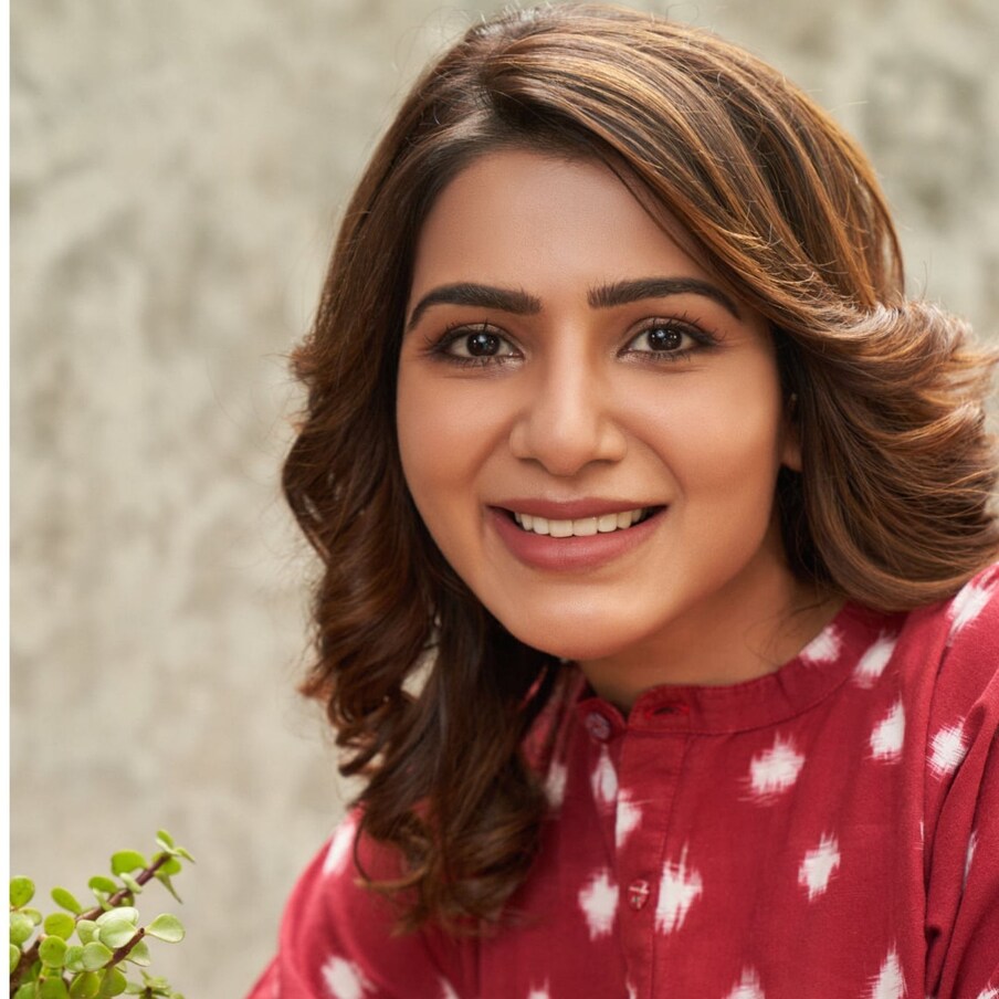 साऊथ अभिनेत्री समंथा आपल्या चित्रपटांसाठी अफाट मानधन घेते.मीडिया रिपोर्टनुसार, साऊथ चित्रपटांमध्ये सर्वात जास्त मानधन घेणारी अभिनेत्रींच्या यादीत समंथा दुसऱ्या क्रमांकावर आहे. 