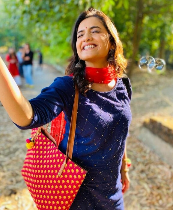 सध्या हृता दुर्गुळे झी मराठीवरील 'मन उडू उडू झालं' या मालिकेत काम करत आहे. 