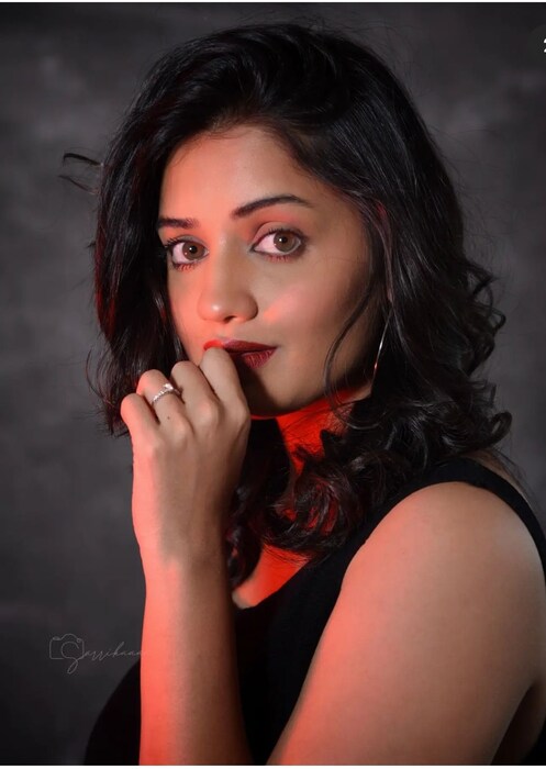 हृता दुर्गुळे सध्या तरुणांच्या गळ्यातील ताईत बनली आहे. अभिनेत्रीच्या प्रसिद्धीत दिवसेंदिवस भर पडत आहे. 