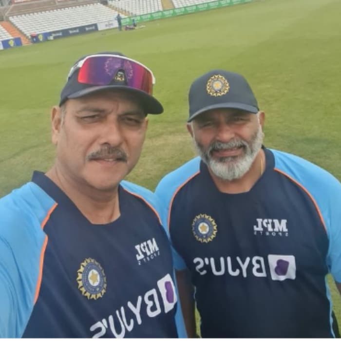 रवी शास्त्रींचा टी20 वर्ल्ड कपनंतर (T20 World Cup 2021) टीम इंडियाच्या प्रशिक्षक पदाचा कार्यकाळ संपला. त्यानंतर नव्या आयपीएल टीमचे कोच म्हणूनही त्यांचे नाव चर्चेत होते. पण, प्रत्यक्षात तसं झालं नाही. (Instagram)