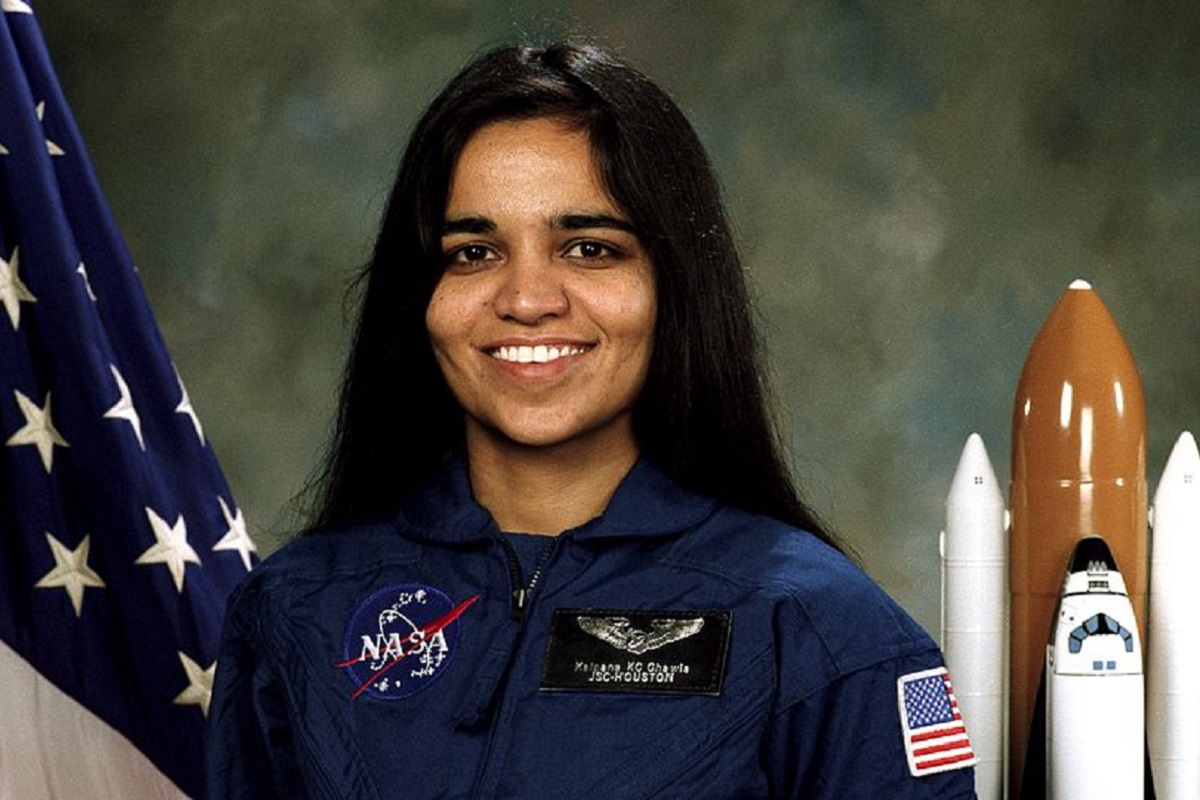 कल्पना चावला (Kalpana Chawla) या फक्त कोलंबिया शटल अपघातात (Columbia Shuttle Disaster) जीव गमावणाऱ्या महिला अंतराळवीर नाही. त्यांची कथा भारतातील कर्नाल येथून सुरू होऊन जगातील सर्वोच्च अंतराळ संस्था NASA पर्यंतचा प्रवास सांगते. भारतासह जगासाठी त्या एक उदाहरण आणि प्रेरणा होत्या. वयाच्या 41 व्या वर्षी दोनदा अंतराळ प्रवास करणारी कल्पना तिच्या असामान्य मृत्यूपूर्वीच जगासाठी एक आयकॉन बनली होती. 17 मार्च रोजी त्यांच्या वाढदिवसानिमित्त संपूर्ण जग त्यांची आठवण करत आहे. (फोटो: NASA via Wikimedia commons)