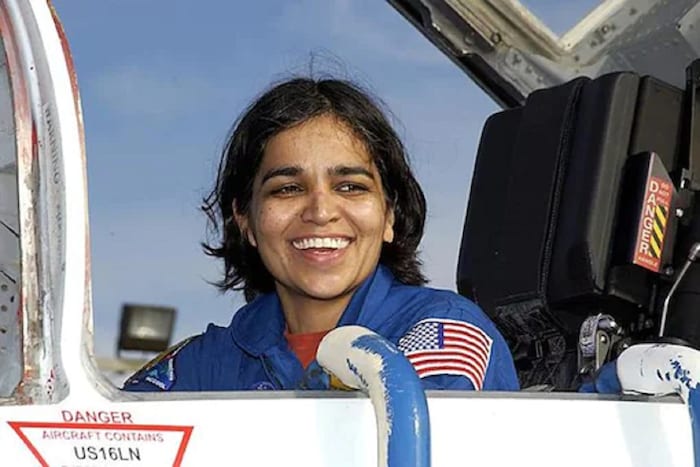 कल्पना चावला (Kalpana Chawla) यांना कविता लिहिणे, नृत्य करणे, सायकल चालवणे आणि धावणे यांची खूप आवड होती. शाळेपासूनच ती नृत्यात सहभागी असायची. याशिवाय ती व्हॉलीबॉल आणि रेसमध्येही भाग घेत असे. मुलांसोबत बॅडमिंटन आणि डॉजबॉल खेळत असे. चांदण्या रात्री बाईक चालवायलाही त्यांना आवडायचं. (फोटो: न्यूज18 वेबसाईट)