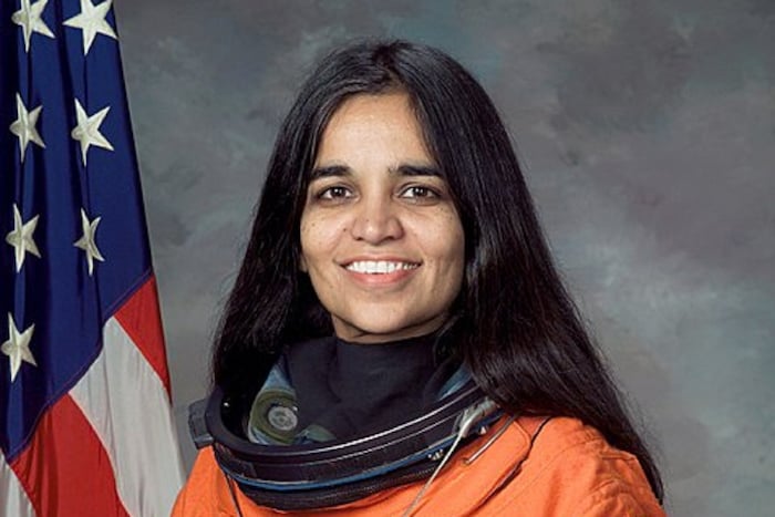 कल्पना चावलाची (Kalpana Chawla) खरी जन्मतारीख 17 मार्च 1962 आहे. या तारखेलाच ती तिचा वाढदिवस साजरा करायची. असे म्हटले जाते की मॅट्रिकच्या परीक्षेसाठी पात्र व्हावे म्हणून त्यांच्या वडिलांनी त्यांची अधिकृत जन्मतारीख बदलून 01 जुलै 1961 केली होती. त्यानंतरच ती मॅट्रिकच्या परीक्षेला बसू शकली. तेव्हापासून नासापर्यंत त्यांची जन्मतारीख अधिकृतपणे 1 जुलै होती. (फोटो: पिक्साबे)