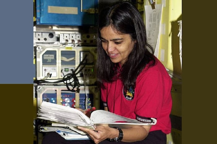 कल्पना चावला (Kalpana Chawla) यांना लहानपणापासूनच अभ्यासाची आवड होती. ती नेहमी अभ्यासात पहिल्या पाचमध्ये येत असे. शालेय शिक्षणानंतर तिने पंजाब अभियांत्रिकी महाविद्यालय, चंदीगडमधून एरोनॉटिकल इंजिनिअरिंग केले आणि 1982 मध्ये अमेरिकेला गेली. तेथे त्यांनी टेक्सास विद्यापीठातून एरोस्पेस अभियांत्रिकीमध्ये पदव्युत्तर पदवी प्राप्त केली, त्यानंतर 1986 मध्ये दुसरी पदव्युत्तर पदवी आणि 1988 मध्ये बोल्डर येथील कोलोरॅडो विद्यापीठातून पीएचडी केली. (फोटो: नासा विकिमीडिया कॉमन्स मार्गे)