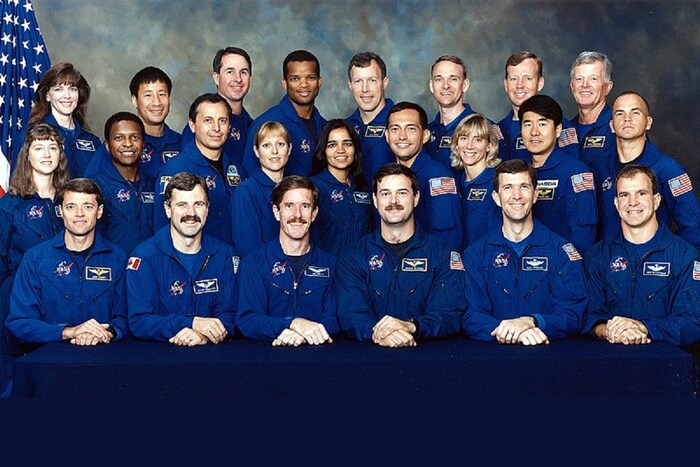 कल्पना चावलाने जेव्हा पहिल्यांदा NASA साठी अर्ज केला तेव्हा तिची निवड होऊ शकली नाही. दुसऱ्या प्रयत्नात तिची निवड झाली तेव्हा निवडलेल्या 23 उमेदवारांमध्ये ती होती. मार्च 1995 मध्ये, NASA ने त्यांचा त्यांच्या अंतराळवीर कॉर्प्स संघात समावेश केला. तर 1997 मध्ये त्यांच्या पहिल्या अंतराळ उड्डाणासाठी त्यांची निवड झाली. 19 नोव्हेंबर ते 5 डिसेंबर 1997 या कालावधीत त्यांचा पहिला अंतराळ प्रवास यशस्वीपणे पार पडला. 1 फेब्रुवारी 2003 रोजी त्याच्या दुसऱ्या फ्लाइटमधून परतत असताना कोलंबिया शटल अपघातात त्यांना आपला जीव गमवावा लागला. (फोटो: नासा विकिमीडिया कॉमन्स मार्गे)