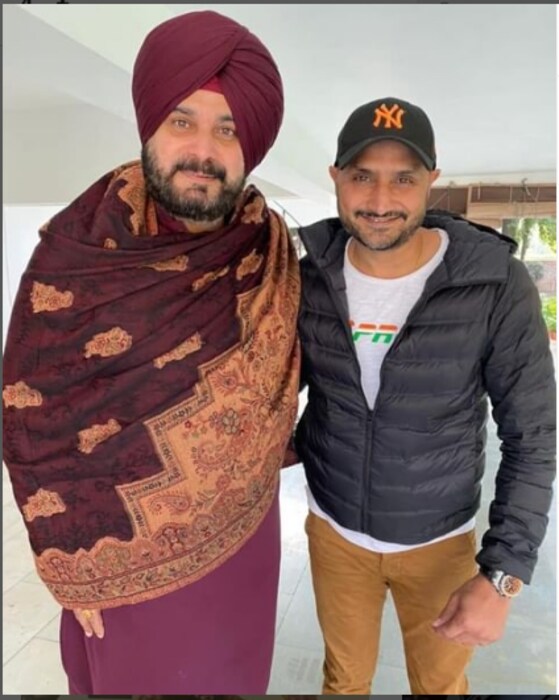 टीम इंडियाचा माजी क्रिकेटपटू नवजोत सिंग सिद्धू (Navjot Singh Sidhu) यांनी निवृत्तीनंतर राजकीय पिचवर पदार्पण केले. त्यांची ही कारकिर्द यशस्वी ठरली. सिद्धू 2004 साली पहिल्यांदा भाजपाचे खासदार झाले. ते दोन वेळा भाजपा खासदार होते. त्यांनी 2017 साली काँग्रेसमध्ये प्रवेश केला. तेव्हा ते काँग्रेसमधूनही निवडून आले. नुकत्याच झालेल्या पंजाब विधानसभा निवडणुकीत त्यांचा पराभव झाला आहे. (Photo- Instagram)