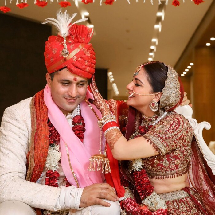गेल्या वर्षी नोव्हेंबरमध्ये श्रद्धा आर्या आणि राहुल नागलचे लग्न झाले होते. लग्नानंतर श्रद्धाचा पती लगेचच आपल्या कामावर परतला होता. तो भारतीय नौदलात आहे. श्रध्दा आणि राहुल हे लॉन्ग डिस्टन्स रिलेशनशिपमध्ये आहेत. त्यांना एकत्र होळी साजरी करताना पाहणं त्यांच्या चाहत्यांसाठी आनंदाची गोष्ट असेल.