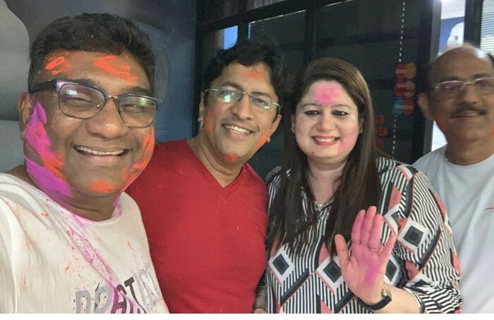 'चला हवा येऊ द्या' फेम हास्य कलाकार भाऊ कदम यांनी आपल्या होळी सेलिब्रेशनचा सुंदर फोटो शेअर केला आहे. 
