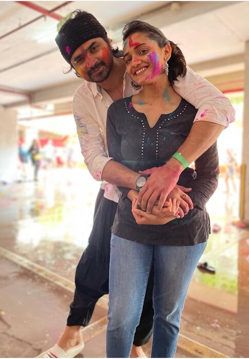  'मन उडू उडू झालं' फेम अभिनेत्री हृता दुर्गुळेने यंदाची होळी आपल्या होणाऱ्या पतीसोबत साजरी केली आहे. 