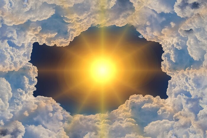 ओझोन थराचे (Ozone Layer) नुकसान पहिल्यांदाच होत नाही. 20 व्या शतकाच्या उत्तरार्धाच्या सुरुवातीला, शास्त्रज्ञांना असे आढळून आले होते की अंटार्क्टिकामध्ये क्लोरोफ्लुरोकार्बन आणि आयोडीन असलेल्या मानववंशजन्य प्रदूषकांमुळे ओझोनचा ऱ्हास होत आहे. परिस्थिती अशी बनली होती की ओझोनच्या थरात छिद्र असल्याचे वैज्ञानिकांना नंतर जाहीर करावे लागले. 1987 मध्ये मॉन्ट्रियल प्रोटोकॉल लागू झाल्यापासून, परिस्थिती काही प्रमाणात थांबली आहे. मात्र, यावेळी ओझोन कमी होण्याचे कारण जंगलातील आगीचा धूर असल्याचे समोर आले आहे. (प्रतिकात्मक फोटो: पिक्साबे)