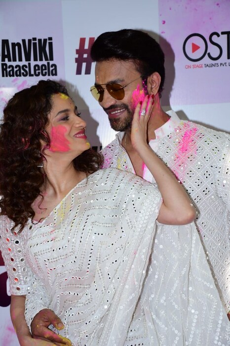 अंकिता लोखंडे (Ankita Lokhande) आणि विक्की जैन (Vicky Jain) यांची लग्नानंतरची पहिली होळी आहे. कपलने आयोजित केलेल्या Holi Bash मध्ये अनेक स्टार्सनी हजेरी लावली होती. दरम्यान या कलाकारांचे आणि या कपलचे फोटो सोशल मीडियावर व्हायरल होत आहेत. (फोटो सौजन्य - विरल भयानी)