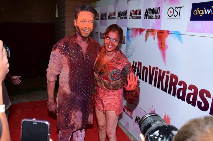 याशिवाय आणखी एका फोटोमध्ये हे कपल रंगामध्ये इतकं न्हाऊन निघालं होतं की त्यांना ओळखणंही कठीण झालं आहे.. (फोटो सौजन्य- विरल भयानी)