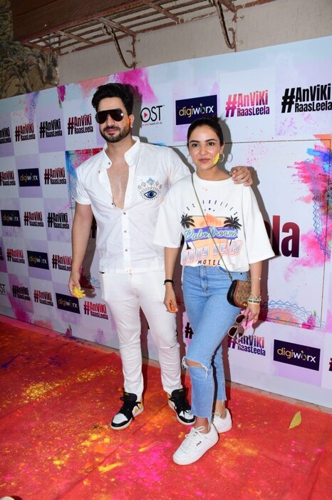 बिग बॉस फेम जस्मिन भसीन (Jasmin Bhasin) देखील बॉयफ्रेंड अली गोनीसह (Aly Goni) या पार्टीत सहभागी झाली होती. (फोटो सौजन्य- विरल भयानी)