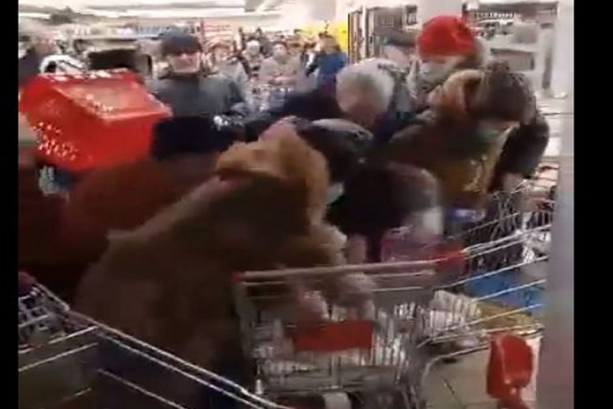 Video: युद्धामुळे रशियातील सामान्य माणसाची हालत बिकट? सुपर मार्केटमध्ये साखरेसाठी कसे भांडताहेत पाहा लोक