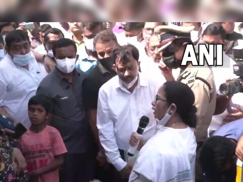 आजच्या बंगालमध्ये एवढ्या निर्दयीपणे हत्या होऊ शकतात, असं मला कधी वाटलं नव्हतं, असं बॅनर्जी म्हणाल्या. या हत्याकांडात महिला आणि लहान मुलं मारली गेली. कुटुंबातील अनेक सदस्यांचा मृत्यू झाला. पण या हत्याकांडानं माझ्या मनात तीव्र वेदना होत आहेत, असं त्यांनी म्हटलं.