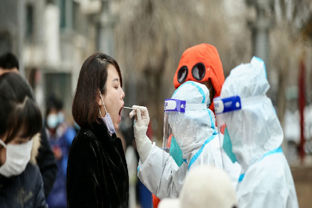 बापरे! अमेरिकेत एका महिन्यात 270000 मुलं कोरोना पॉझिटिव्ह, जाणून घ्या जगाची स्थिती